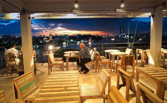 River Vibe Restaurant & Bar